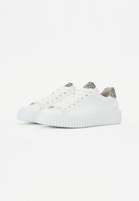 Weiße Sneaker mit einer strukturierten Gummisohle und Leopardenmuster-Akzenten an der Ferse. Verfügt über eine Schnürung und ein oberes Lederteil aus glattem Leder.