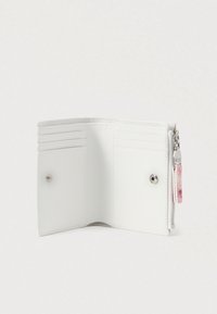 Λευκό δερμάτινο πορτοφόλι με πολλαπλές θήκες καρτών, κούμπωμα με κουμπί και θήκη με φερμουάρ. Διαθέτει ασημένια μεταλλικά στοιχεία και ροζ ετικέτα ως διακοσμητικό.