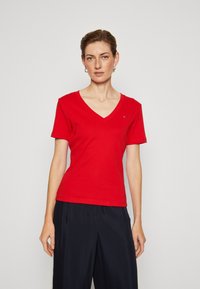 Tommy Hilfiger - NEW SLIM CODY  - Lihtne T-särk - fierce red Väikepilt 1