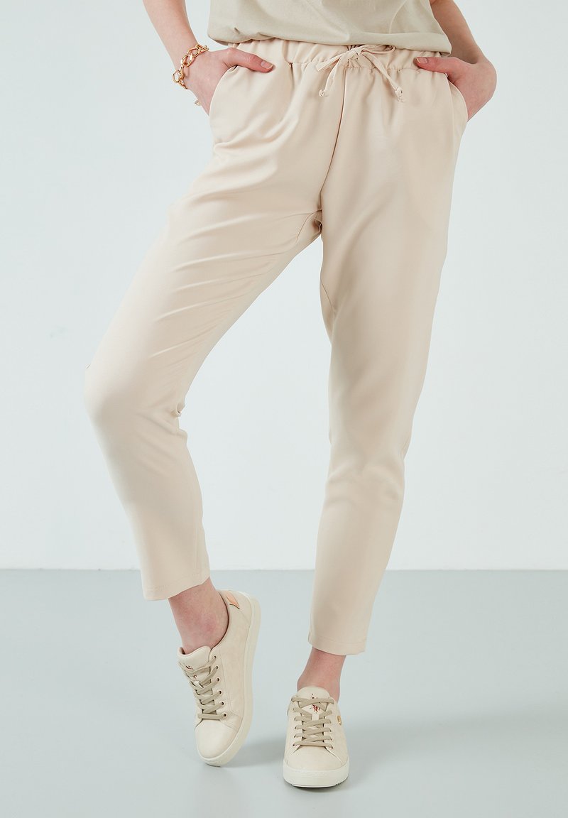 LELA REGULAR FIT - Hlače - stone colored