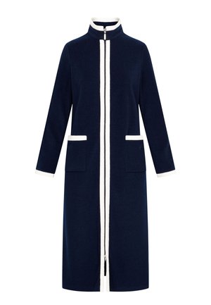 Marineblauer langer Mantel mit hochstehendem Kragen, weißem Reißverschluss und zwei Fronttaschen. Mit weißen Akzenten entlang der Kanten und vertikalen Streifen.