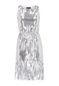 Abito in paillettes argentate con design senza maniche, vita aderente e dettagli di frange sull'orlo, riflettente la luce con una texture lucida.