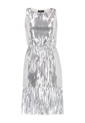 Vestido de lentejuelas plateadas con diseño sin mangas, cintura ajustada y detalle de flecos en el dobladillo, que refleja la luz con una textura brillante.