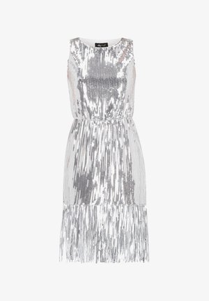 Vestido de lentejuelas plateadas con diseño sin mangas, cintura ajustada y detalle de flecos en el dobladillo, que refleja la luz con una textura brillante.