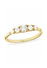 Anello d'oro con cinque gemme tondi e trasparenti di varie dimensioni, fissate in delicate griffe. Banda liscia e lucida con un design sottile.