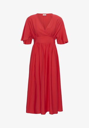 Piros midi ruha mély V-nyakkivágással, széles derékpánttal és fodros ujjakkal, begyűrt szoknyával a légies sziluettért.