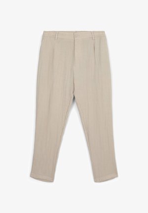 Un pantalon beige en tissu léger, présentant une coupe droite, des plis devant, des passants de ceinture et une fermeture à un seul bouton.