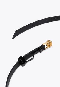 Cintura in pelle nera con fibbia dorata caratterizzata da dettagli ornamentali; include fori per la regolazione e una texture morbida sul cinturino della fibbia.