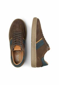 Brune ruskinds sneakers med blå og orange accenter, tekstureret gummisål, rund form og snørelukning. Camel Active branding synlig.