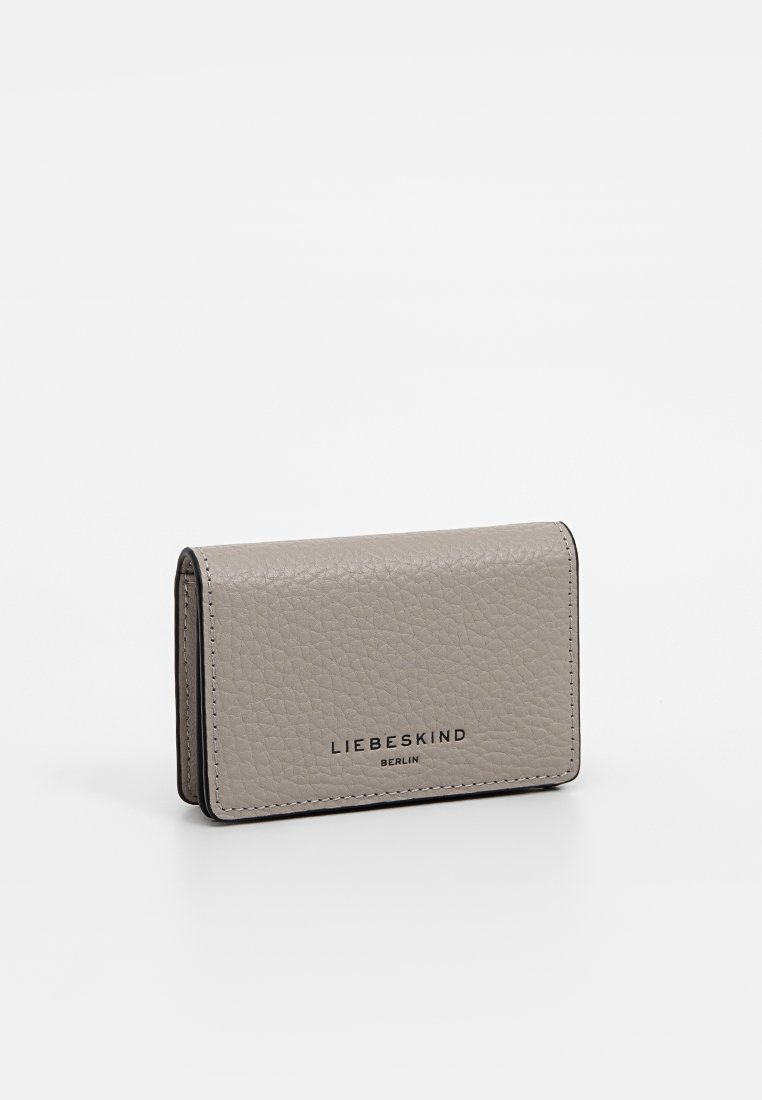 Geldbörse aus grauem Leder mit strukturierter Oberfläche, im Taschenbuchdesign, und dem eingeprägten Markennamen "LIEBESKIND BERLIN" auf der Vorderseite.