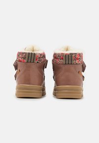 Brune læder mid-top sko med en blomsterpræget tekstilkrave, blød indvendig foring og velcro-remme, med en gummiydersål.