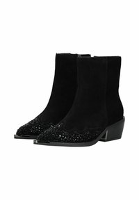 Botines de ante negro hasta el tobillo con punteras afiladas, adornados con detalles de cuentas en la parte delantera, presentan un tacón bajo y cuadrado con un diseño ondulado.