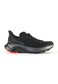 Scarpa da corsa nera con tomaia in mesh, accenti riflettenti argentati, suola ammortizzata e suola in gomma rossa vivace. Design con lacci.