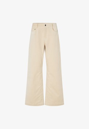 Beige wijde broek met frontzakken, ceintuurlussen en een zwarte knoopsluiting, gepresenteerd op een witte achtergrond.