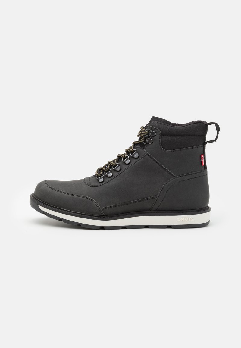 Botas impermeables negras con parte superior de cuero suave, ganchos de metal para los cordones, collar acolchado y suela de goma blanca. Logo de Levi's visible en el lateral.