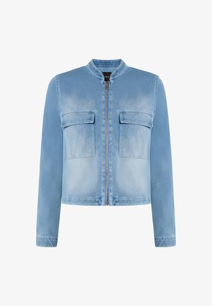 Veste en denim bleu clair avec col côtelé, fermeture éclair avant et deux poches poitrine. Tissu texturé et design classique court.