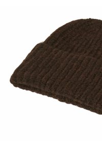 Gorro de punto marrón hecho de suave lana, con textura acanalada y un dobladillo, que presenta un diseño acogedor y cálido, además de una tela gruesa.