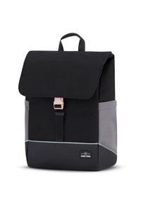 Svart och grå ryggsäck med ett överdrag, rosa spänne, textur av kontrasterande material och en logotypetikett på den nedre framsidan.