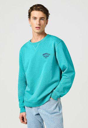 Turkusowy sweatshirt z okrągłym dekoltem, długimi rękawami i haftowanym logo "Wrangler Jeans 1947" w kontrastowym kolorze na piersi.