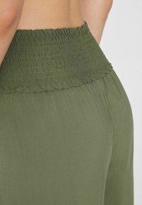 Tezenis GESMOKTE CROPPED - Kalhoty - grün w verde safari