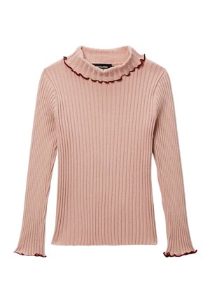 Pull à manches longues côtelé rose clair avec col cheminée et poignets à volants soulignés d'une bordure rouge foncé.