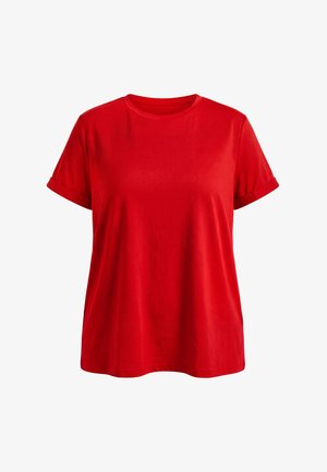 Piros rövid ujjú pamut póló felhajtott mandzsettákkal és kerek nyakkivágással, fehér háttéren bemutatva.