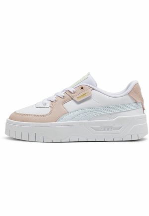 Baskets blanches et rose pâle avec cuir texturé, col rembourré, semelle épaisse blanche et un léger accent bleu clair. Détail du logo doré inclus.
