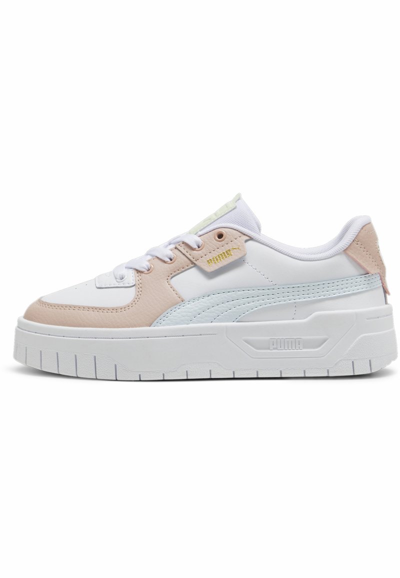 Sneaker bianca e rosa chiaro con pelle testurizzata, colletto imbottito, suola bianca chunky e un sottile accento blu chiaro. Dettaglio del logo dorato incluso.