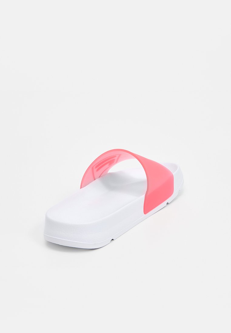 Sandales à plateforme avec une base blanche et une bande rose translucide. Présente une texture lisse et un design minimaliste.