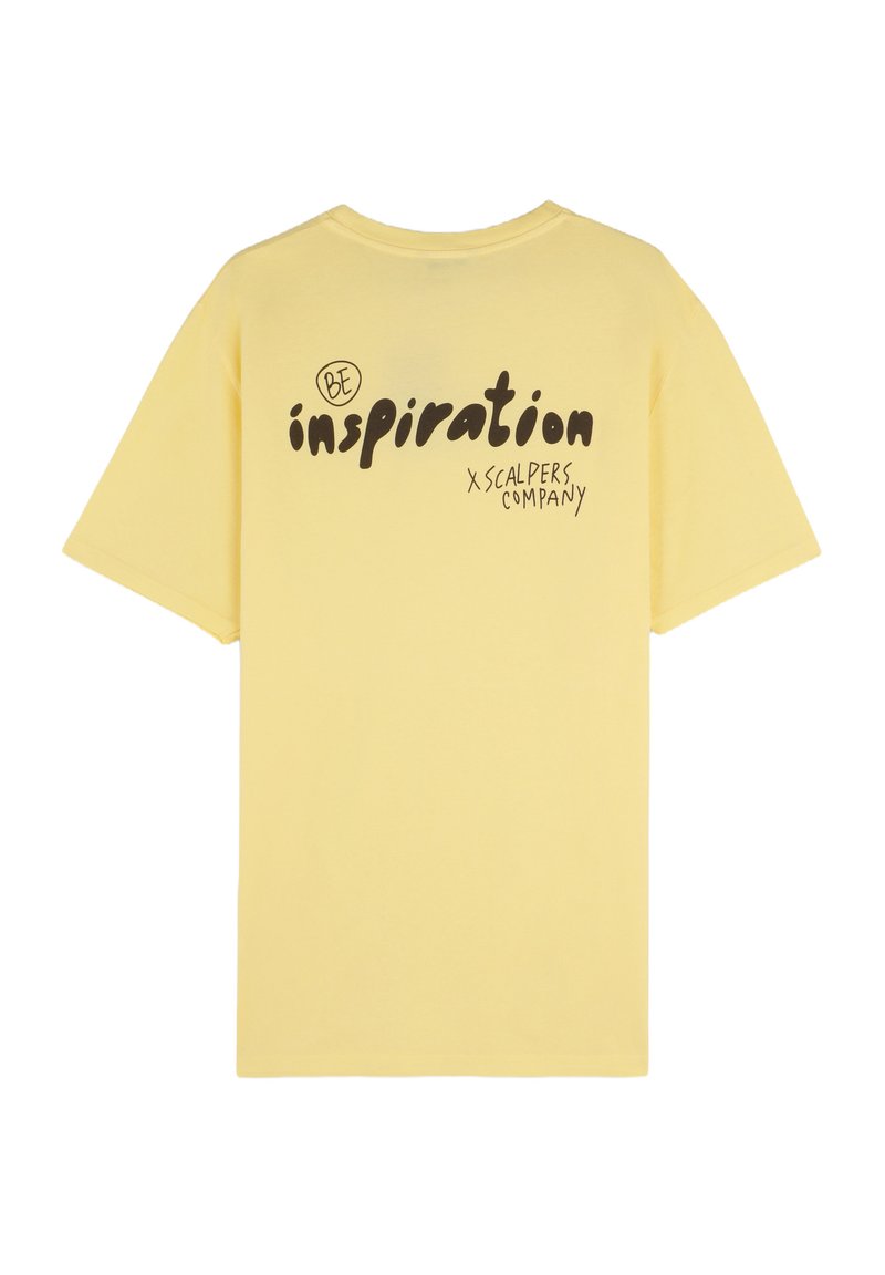 Tricou din bumbac galben, cu mâneci scurte și guler rotund, având imprimate pe spate "BE inspiration" și "x SCALPERS COMPANY" în negru.