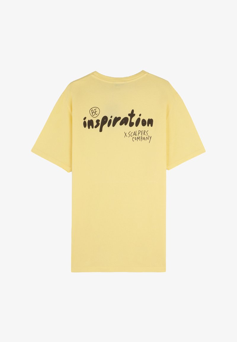 Żółta bawełniana koszulka z krótkim rękawem i okrągłym dekoltem, z nadrukiem "BE inspiration" oraz "x SCALPERS COMPANY" w czarnym kolorze z tyłu.