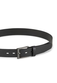 Zwarte lederen riem met een gestructureerd oppervlak, voorzien van een zilveren metalen gesp en vijf gaatjes voor aanpassing. Merken logo gestempeld op de riem.