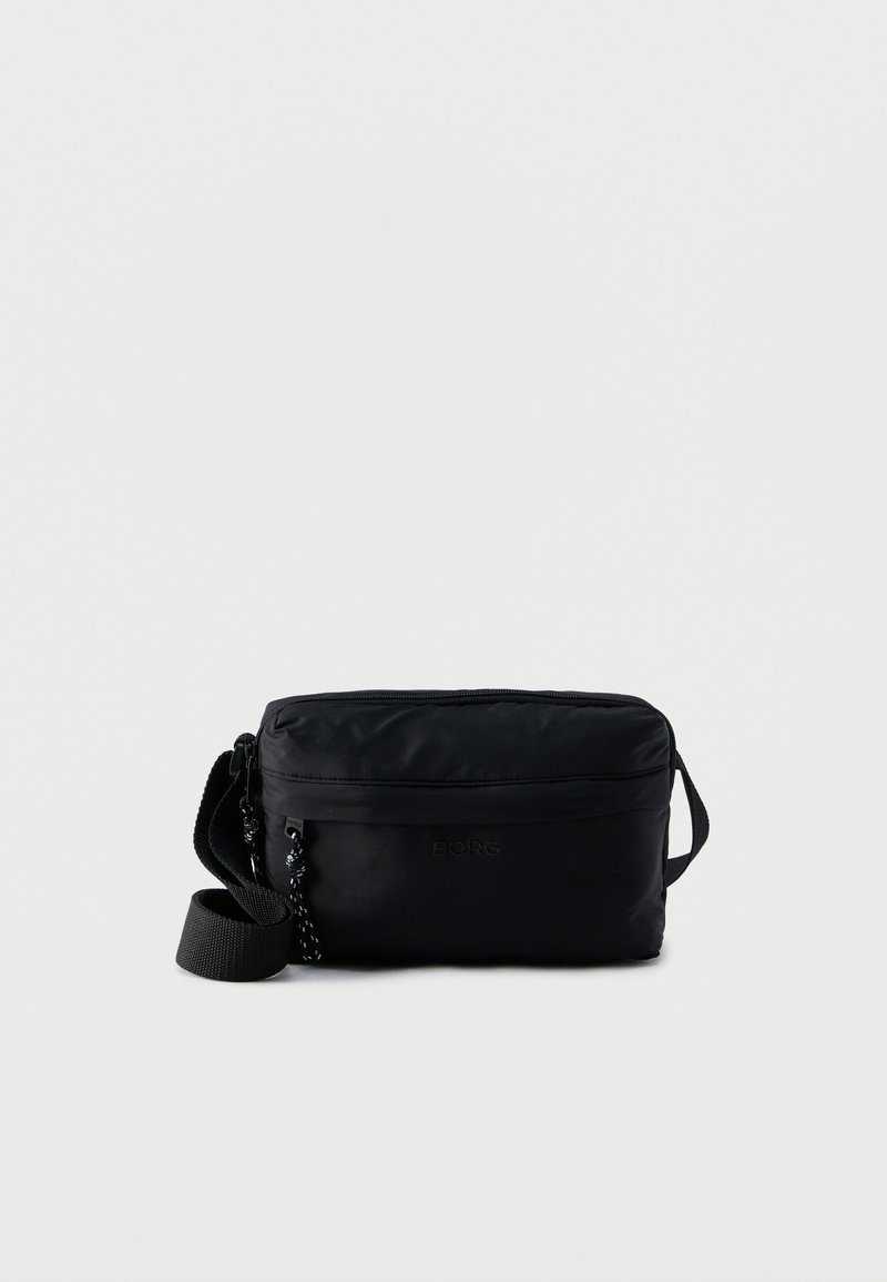 Μικρή μαύρη τσάντα ώμου με μπροστινή θήκη με φερμουάρ, ρυθμιζόμενο λουρί και διακριτικό λογότυπο "BORG" σε ομοιόμορφο φόντο.