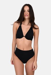 Svart bikini-set med en triangelformad top med justerbara band och högmidjade bottoms, tillverkad av mjukt, elastiskt material.