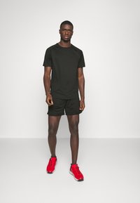 ICANIWILL STRIDE RAGLAN - Spordi T-särk - black