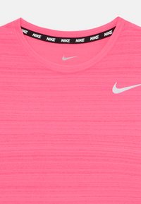Nike Performance MILER UNISEX - T-skjorte til trening - hyper pink