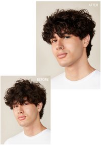 Transformation capillaire avant-après, mettant en avant des cheveux bouclés foncés coiffés différemment. Les deux images montrent une personne à la peau claire portant une chemise blanche.