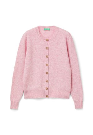 Gilet en tricot rose avec un col rond, des poignets et un ourlet côtelés, et sept boutons en bois sur le devant. Texture douce avec une finition chinée.