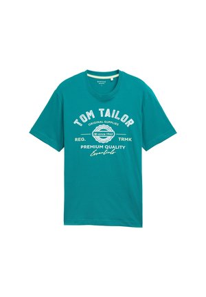 Camiseta de algodón en color azul verdoso con mangas cortas, cuello redondo y texto gráfico blanco en la parte frontal con detalles de la marca y de establecimiento.