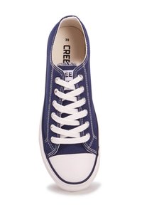 Sneakers in tela navy con punta e suola in gomma bianca. Presentano lacci bianchi, accenti cuciti e un'etichetta con la scritta "CREEE". Taglia 39.