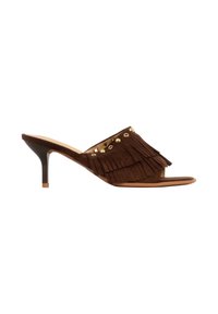 Mule en daim marron avec talon stiletto de hauteur moyenne, détails en franges superposées et clous dorés le long de la bride supérieure.