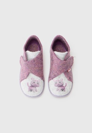 Lila filc papucsok keresztpántos dizájnnal, fehér textilel bélelt orr résszel, amelyen egy nyomtatott rajzfilm macska található, puha belső béléssel.