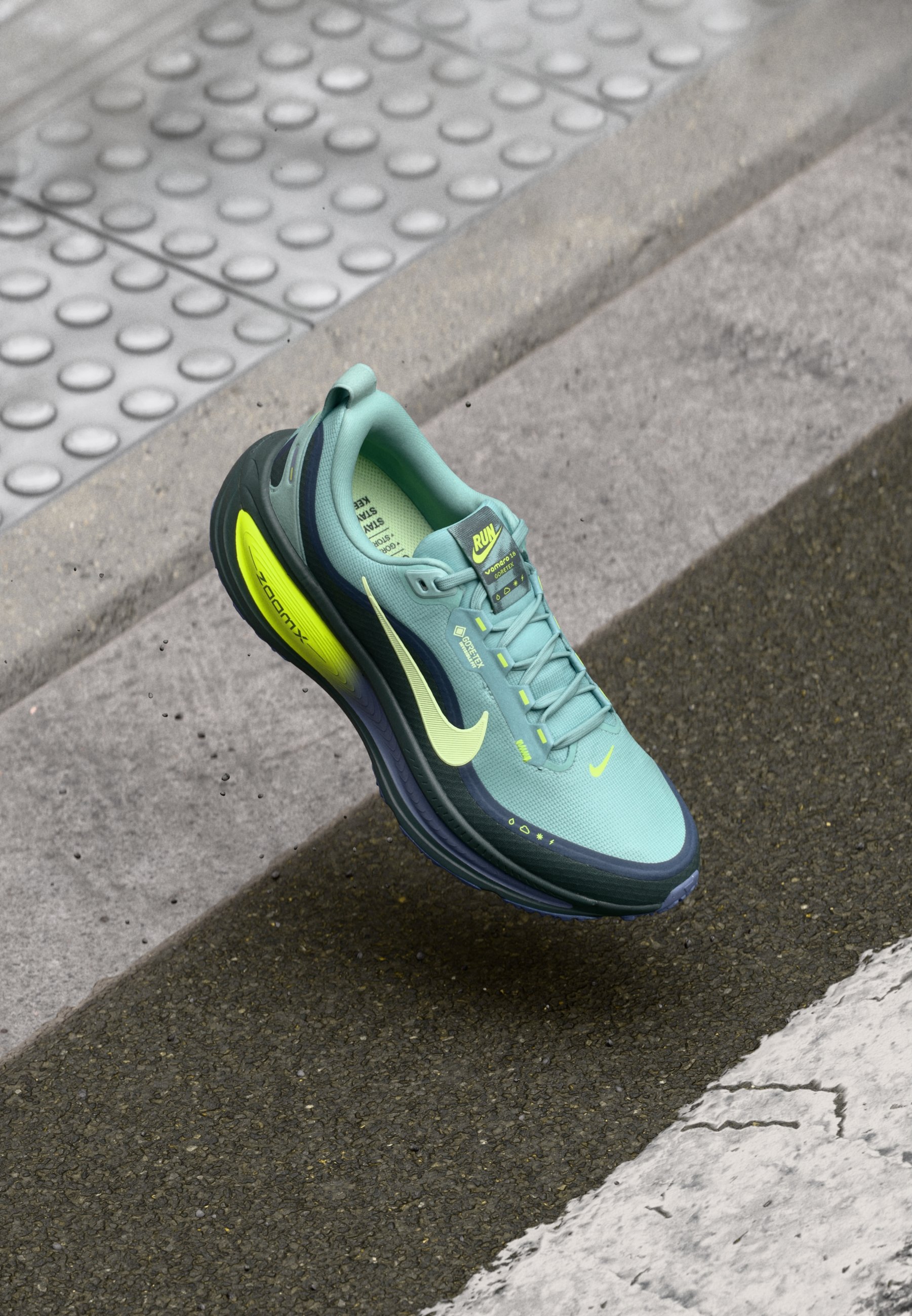 Nike Performance VOMERO 18 GTX - Road running shoes 