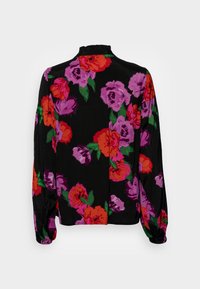 Blusa preta com padrões florais vibrantes em vermelho, roxo e verde. Mangas longas com punhos ajustados e um detalhe de gola franzida.