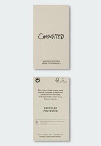 Prostokątny tag z beżowego papieru. Na przedniej stronie napis "COMMITTED" wraz z logo. Na odwrocie znajdują się instrukcje pielęgnacji oraz informacja "POLIESTER Z RECYKLINGU".