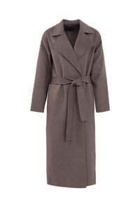 Lungo cappotto avvolgente marrone realizzato in tessuto morbido, con colletto a rever, maniche lunghe e una cintura annodata in vita.