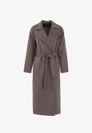 Dłogi brązowy płaszcz kopertowy z miękkiego materiału, z wyłogowym kołnierzem, długimi rękawami i wiązanym paskiem w talii.