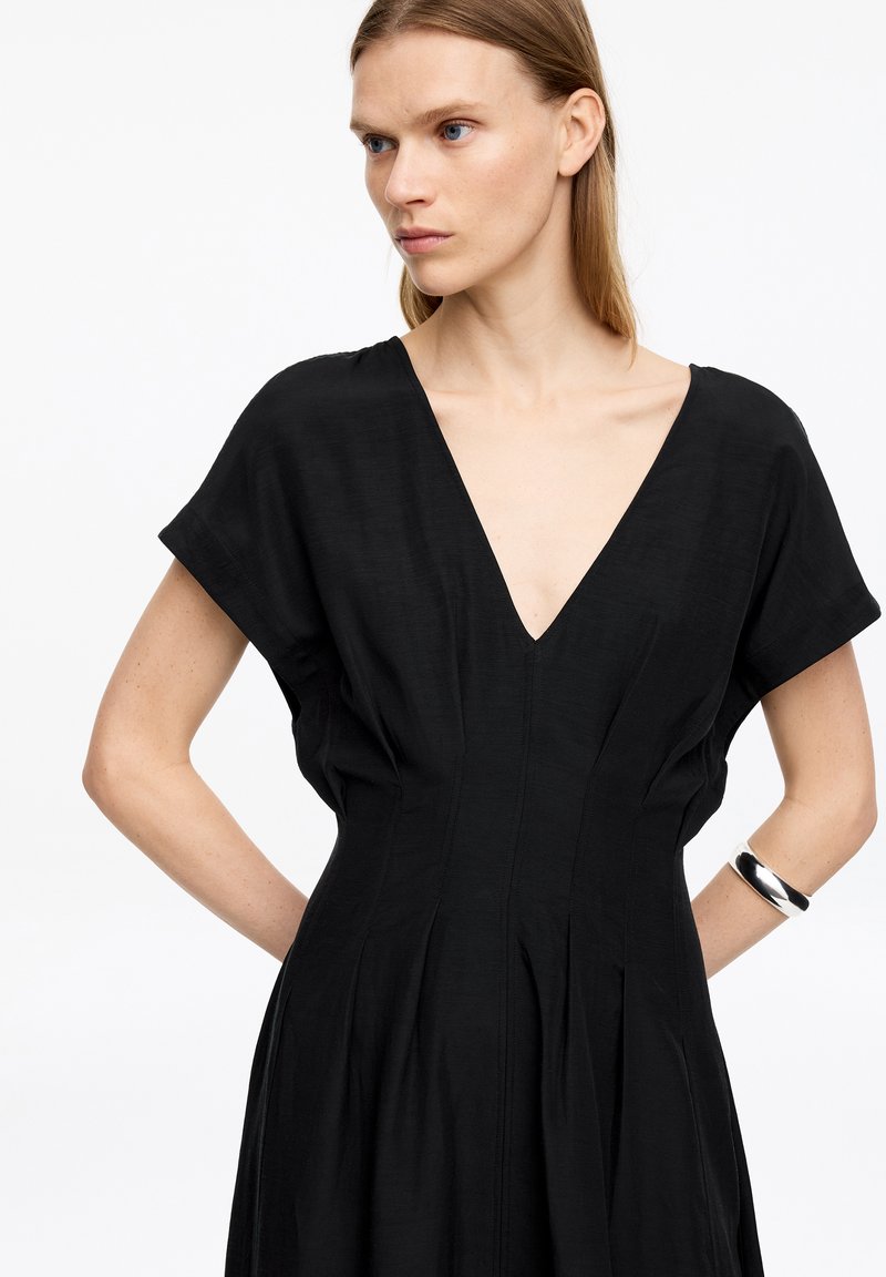 ARKET ARKET PLEATED WAIST V-NECK DRESS - Day dress - black