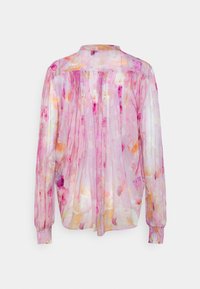 Blusa trasparente a maniche lunghe con motivo floreale in acquerello nei toni di rosa, viola e arancione, caratterizzata da pieghe sulla schiena e polsini arricciati.