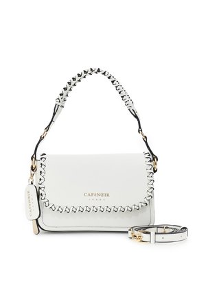 Witte leren handtas met zwarte stiksels, gouden hardware, bovenhandvat, afneembare schouderband en logo detail aan de voorkant. Compact ontwerp met rechthoekige vorm.